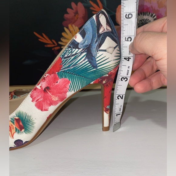 Floral Marc Fisher Heels- NWOT - Picture 6 of 8